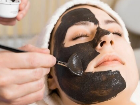 Tẩy tế bào chết bằng tinh chất than hoạt tính – Bí quyết làm sạch sâu, sáng da và ngừa mụn hiệu quả